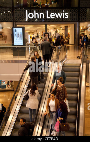 Leute die Rolltreppe nach oben in die John Lewis store, Westfield Shopping Centre, Stratford, London UK Stockfoto