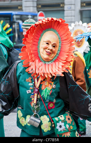 Person getarnt als Blume während der Karneval-Parade in Zürich für 2011 Karnevalsumzug. Stockfoto