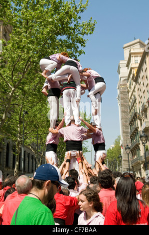 Männer, Frauen und Kinder bauen Menschenpyramiden "Türme" auf den Straßen von Barcelona. Stockfoto