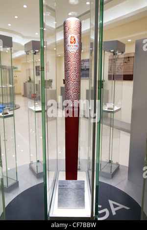 Eine olympische Fackel auf dem Display von den Olympischen Spielen in Peking 2008, die Omega speichern, Stratford, London UK Stockfoto