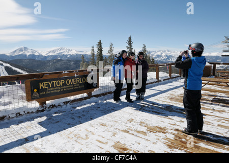 Gipfel-Aussichtspunkt mit Skifahrer unter einem Foto, Keystone Resort, Colorado Stockfoto