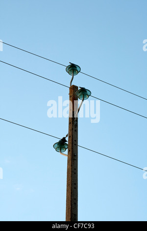 Französischer Strom Mast mit blauem Glas Isolatoren Stockfoto