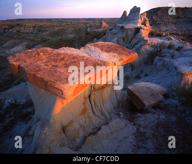 Sonnenaufgang am Rock zuschneiden und Lehm Formen auf Buttes im Theodore-Roosevelt-Nationalpark in North Dakota, USA Stockfoto