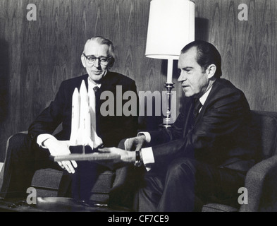 Präsident Richard M. Nixon und Dr. James C. Fletcher, NASA-Administrator. Stockfoto