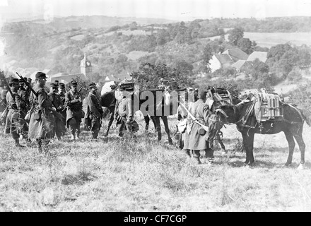 Französische Soldaten mit Packpferde. Stockfoto