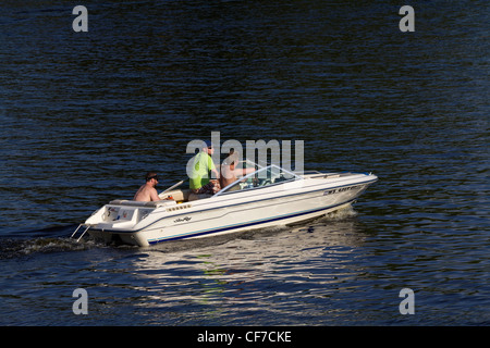 Ein Motorboot mit Touristen segelt den Fluss am Wisconsin La Crosse Mississippi River in den USA von oben aus horizontal hochauflösende Sicht Stockfoto