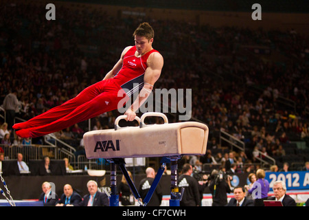 Chris Brooks (USA) konkurriert in einer Ausstellung am Pauschenpferd bei 2012 American Cup Gymnastik Stockfoto