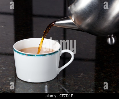 Frischer Tee auf Marmor Küchenarbeitsplatte in weißen Tasse gegossen Stockfoto