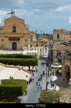 Blick über Noto vom Dach der Chiesa di San Carlo in Richtung Duomo (Chiesa Cattedrale di San Nicolo) und das Stadttor Stockfoto