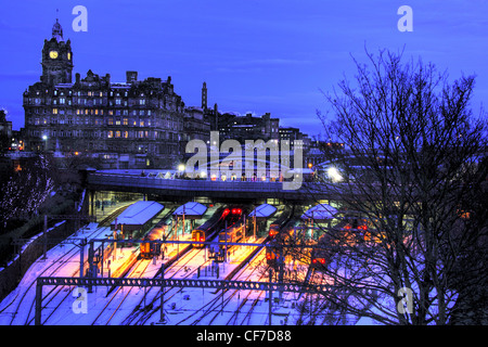 Waverley Station in der Dämmerung im Winter Schnee, Princes St, Edinburgh, Schottland, UK @HotpixUK Stockfoto