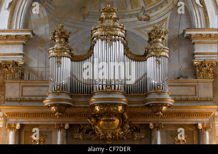 Orgel in der Kapelle des königlichen Palastes (Kungliga Slottet) in Stockholm. Stockfoto