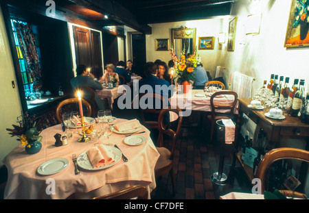 Frankreich, Paris, Personen Mit Mittlerer Gruppe, Tischgestaltung Im Innenbereich, Esszimmer, französisches klassisches Restaurant, europäisches Restaurant 'La Truffiere' Stockfoto