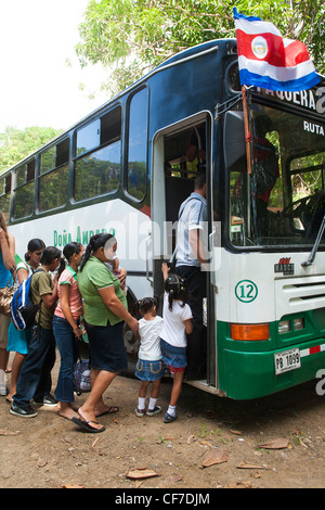 Reisenden und Touristen bekommen in einem Bus in Montezuma auf der Nicoya Halbinsel in Costa Rica Stockfoto