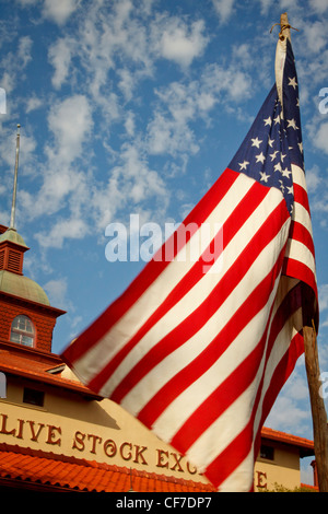 US-Flagge Verzicht auf im Wind außerhalb des Gebäudes weiter Wertpapierbörse. Stockfoto