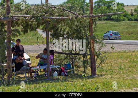 Reservat der Ureinwohner Lakota Oglala Sioux South Dakota in den USA USA eine ganze Familie macht einen Traumfänger Amerika horizontal Hi-res Stockfoto