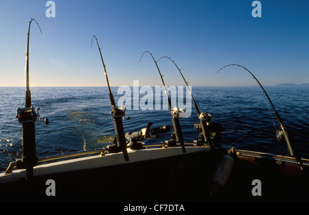 Fünf Stäbe Sportfishing troll ihre Linien von ein Charter-Boot durch den Pazifischen Ozean, in der Nähe von Vancouver in British Columbia, Kanada Lachs zu fangen. Stockfoto