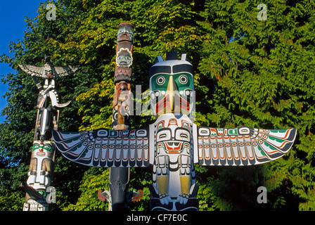 Zahlen und Symbole für First Nation Völker von Bedeutung sind in bunten hölzernen Totempfählen dargestellt in Vancouver, British Columbia, Kanada geschnitzt. Stockfoto