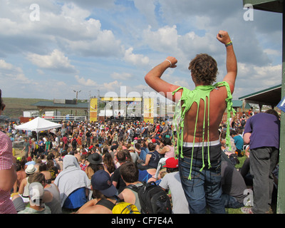 Junger Mann mit zerrissenen T-shirt bei einem außen-Rock-Festival, Washington, USA jubeln. Stockfoto