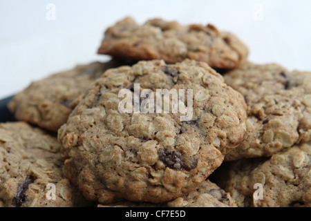 Ein Stapel von Haferflocken chocolate Chunk Cookies. Stockfoto