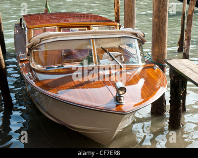 hölzerne Riva Boot geparkt auf dem Kanal in Venedig Stockfoto