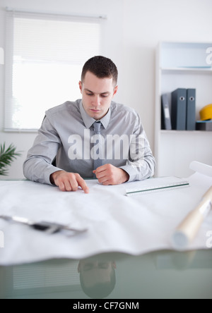 Nahaufnahme des Architekten arbeiten an Bauplan Stockfoto
