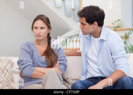 Frau, die sauer auf ihren Freund Stockfoto