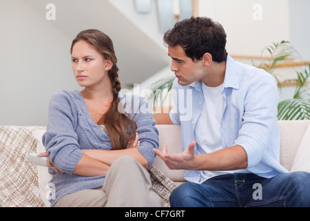Ernst Frau wird wütend auf ihren Freund Stockfoto
