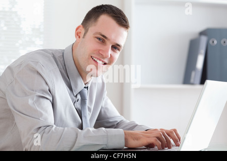 Nahaufnahme der Geschäftsmann auf seinem Laptop tippen Stockfoto