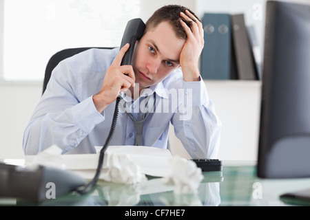 Nahaufnahme von frustrierten Geschäftsmann auf dem Handy Stockfoto