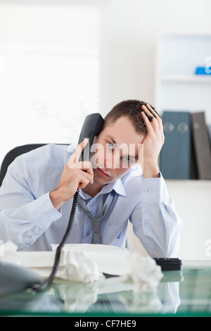 Nahaufnahme von Geschäftsmann versucht, ein Problem am Telefon zu lösen Stockfoto