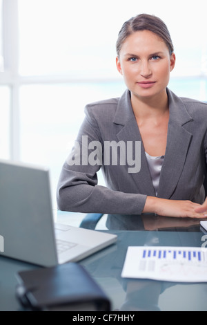 Porträt einer Geschäftsfrau arbeiten Stockfoto