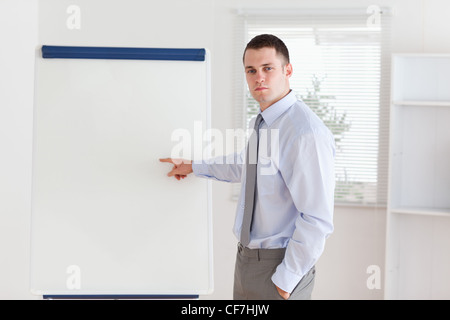 Geschäftsmann zeigte auf Flip-chart Stockfoto