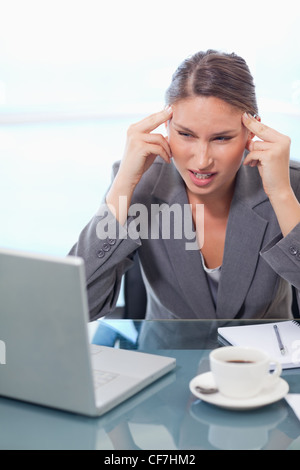 Porträt von müde Geschäftsfrau mit Kopfschmerzen Stockfoto