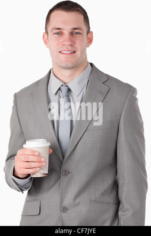 Porträt eines schönen Geschäftsmann hält eine Tasse Tee Stockfoto