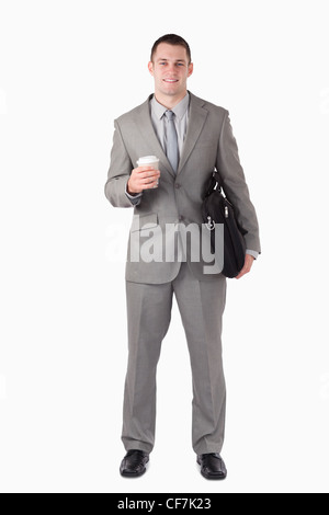 Porträt eines Geschäftsmannes hält eine Tasse Tee und ein Laptop-Tasche Stockfoto