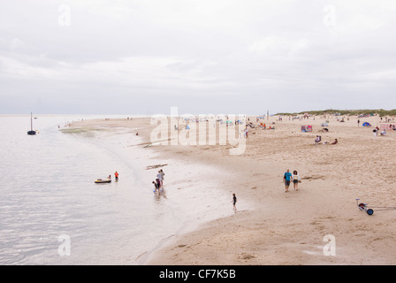 Familien spielen am Sandstrand, Aberdovey / Aberdyfi, Wales, UK Stockfoto