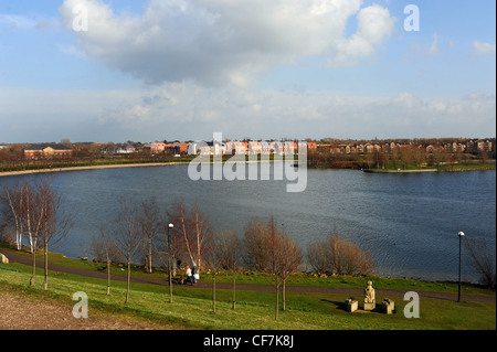 Der See und HOCHTIEF Mann machte Developement in Doncaster Yorkshire UK Stockfoto