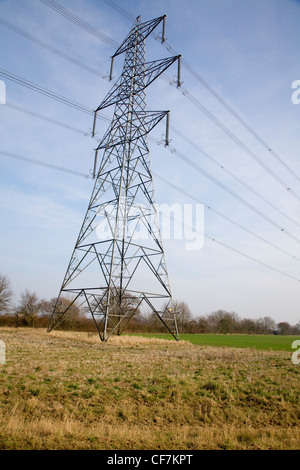 Hochspannungs Strommasten und Stromleitungen in der Nähe von Knodishall, Suffolk, England Stockfoto