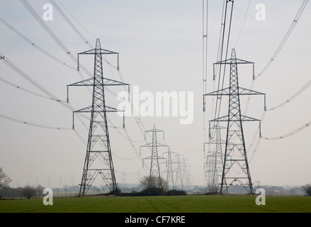 Hochspannungs Strommasten und Stromleitungen in der Nähe von Knodishall, Suffolk, England Stockfoto