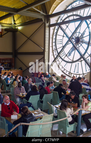 Paris, Frankreich - Menge Szene Menschen innen French Bistro Cafe, "Cafe de l ' Horloge" im oberen Stock des Musée d ' Orsay, mit großen Uhr,