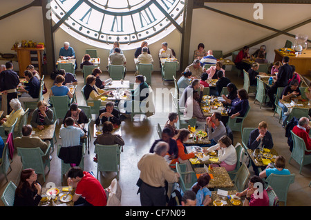 Paris, Frankreich: Szene der Menschenmenge im Inneren des französischen Restaurants, Bistro Cafe, Café de l'Horloge auf der obersten Etage des Musée d'Orsay mit großer Uhr, pariser Bistrotischen, überfülltes Restaurant und geschäftigen Innenräumen des Cafés