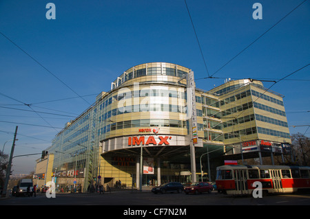 Ecke der Vinohradska und Jicinska Straßen vor Palac Flora Einkaufszentrum Komplex Vinohrady Bezirk Prag Stockfoto