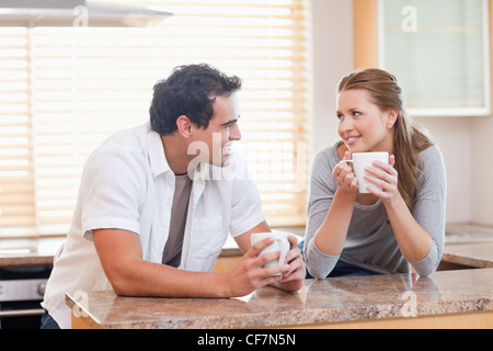 Paar genießt Kaffee in der Küche zusammen Stockfoto