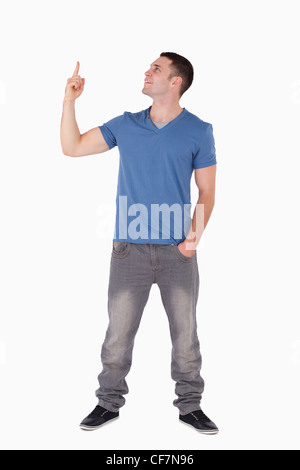 Porträt eines jungen Mannes auf etwas gerichtet Stockfoto