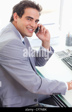Seitenansicht der Geschäftsmann auf sein Handy im Gespräch Stockfoto