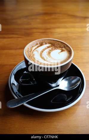 Flache weiße Kaffee mit Standard- oder einfache Rosetta künstlerische Gestaltung im Schaum. Neuseeland Stockfoto