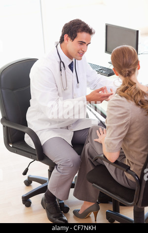 Arzt im Gespräch mit seinem Patienten Stockfoto