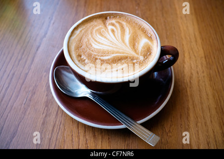 Flache weiße Kaffee mit Standard- oder einfache Rosetta künstlerische Gestaltung im Schaum. Neuseeland Stockfoto