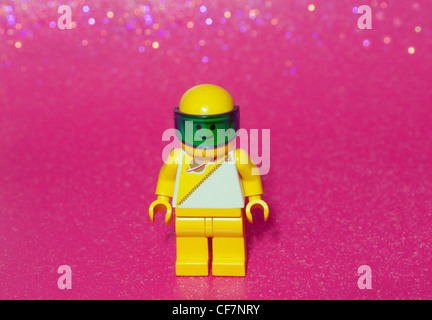 LEGO Spaceman auf rosa glitzernden Hintergrund Stockfoto