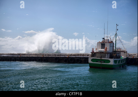 Wellen an Pier Wand in Kalk Bay an windigen Tag - Kapstadt Stockfoto